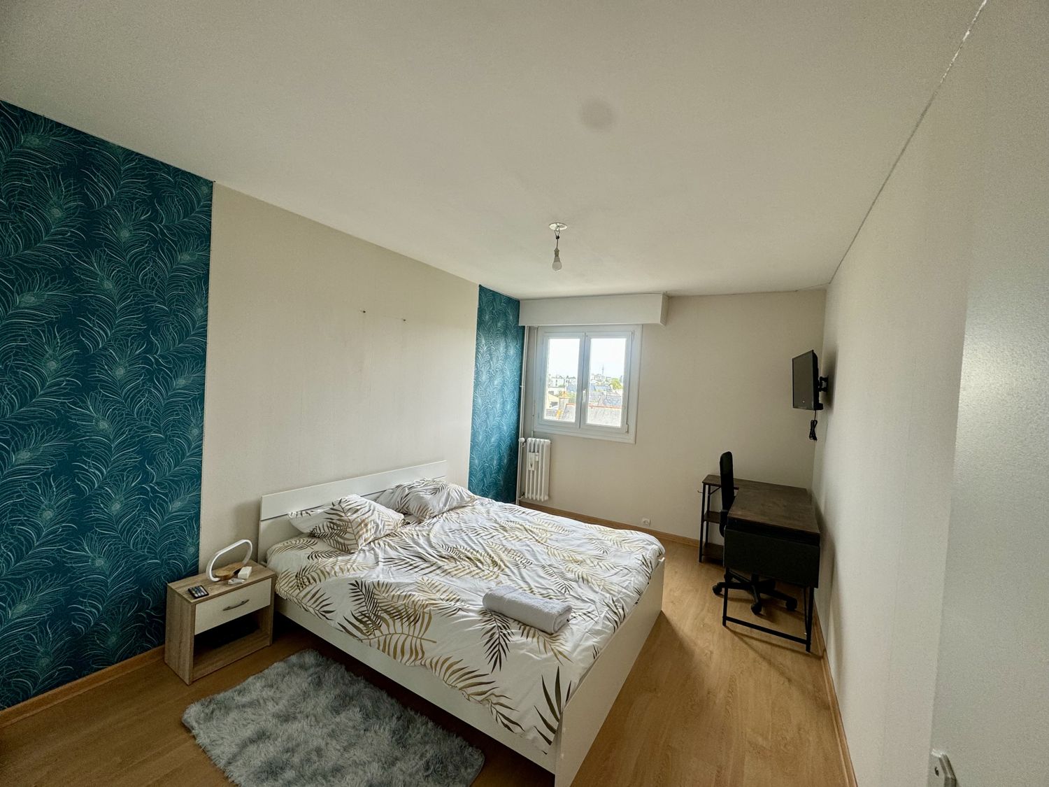 Chambre meublée avec bureau