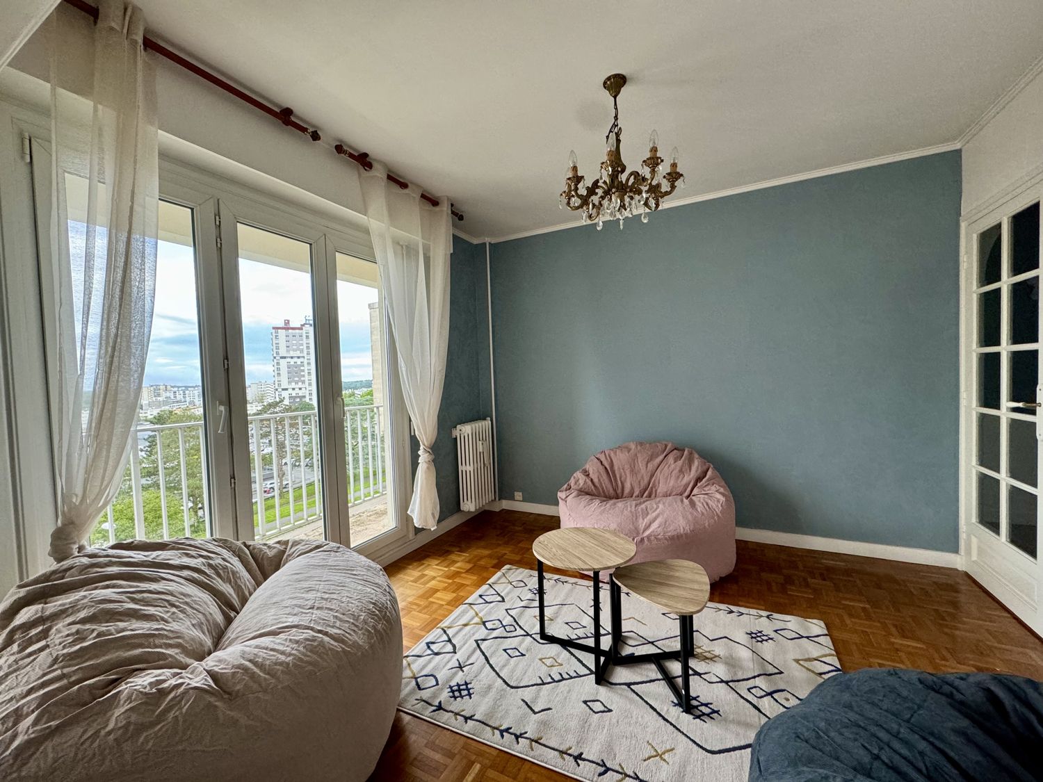 Salon lumineux avec vue dégagée sur Brest, dans un logement MASSIA Real Estate