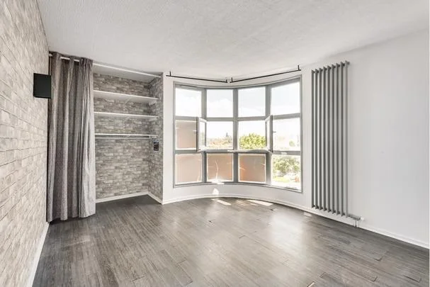 Séjour lumineux du duplex avec bow-window