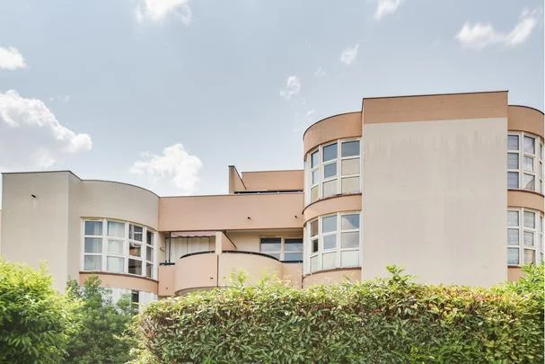 Façade de la résidence à Évry-Courcouronnes