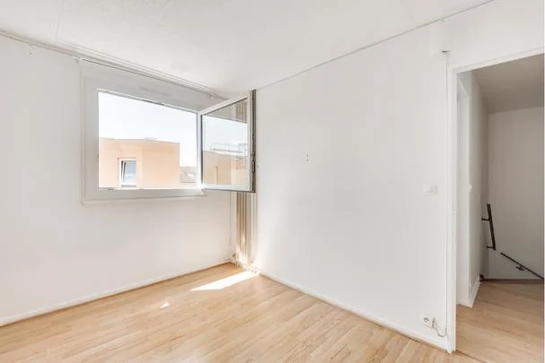 Chambre à l'étage avec fenêtre
