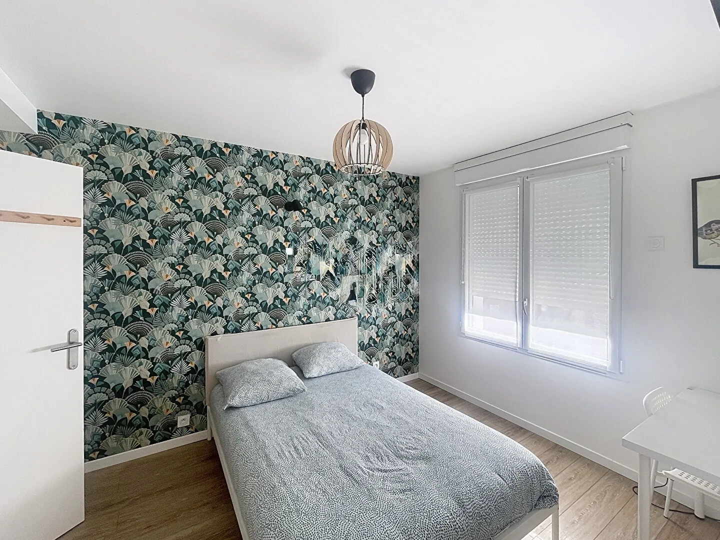 Chambre en suite avec lit double et bureau