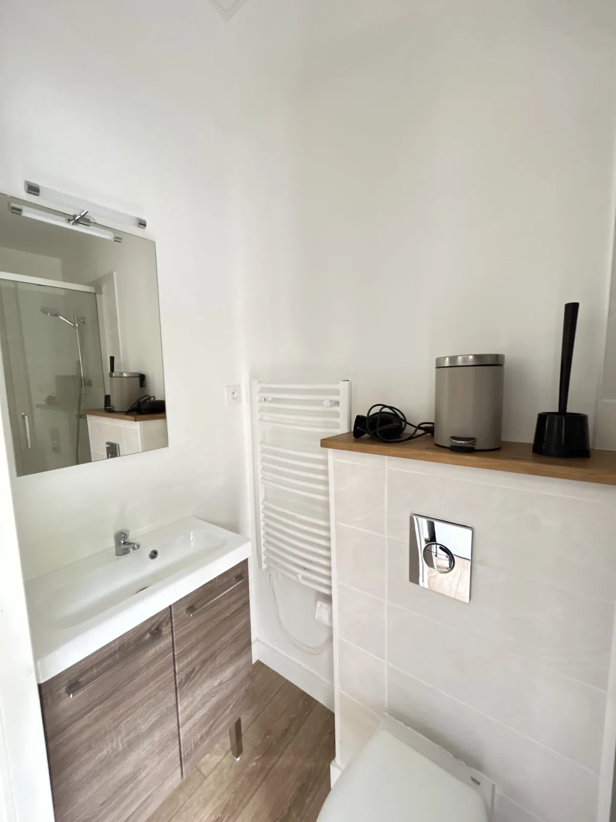 Salle d'eau privative avec lavabo, miroir et sèche-serviettes