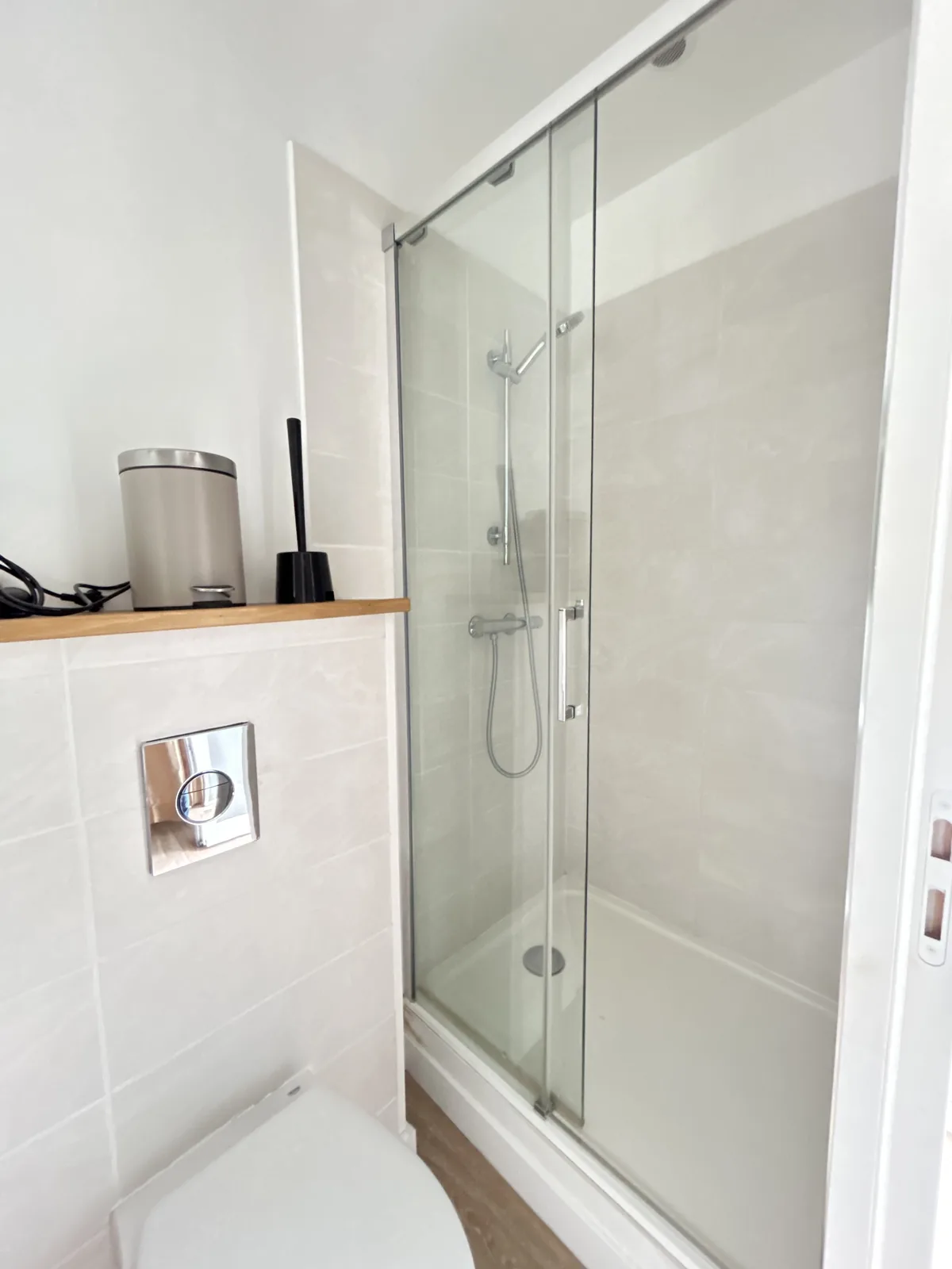 Cabine de douche de la salle d'eau privative