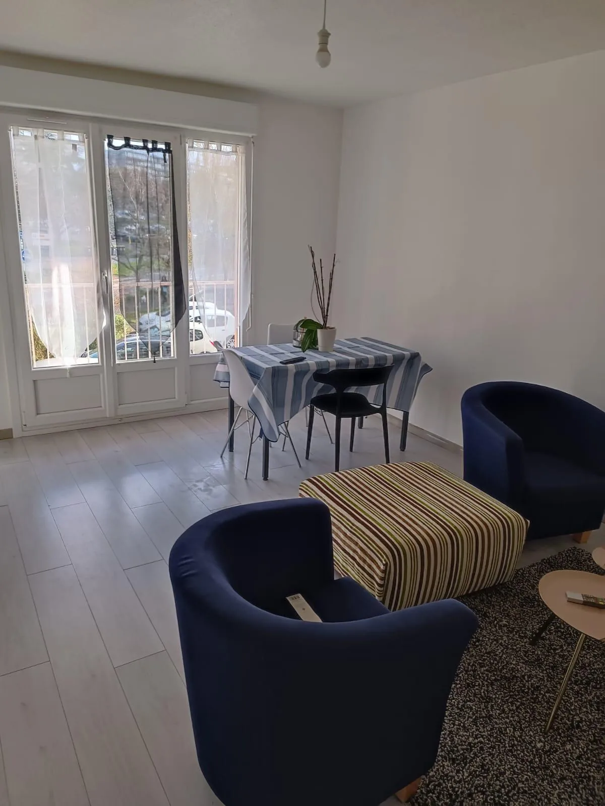 Salon lumineux avec coin repas de la colocation Tarente