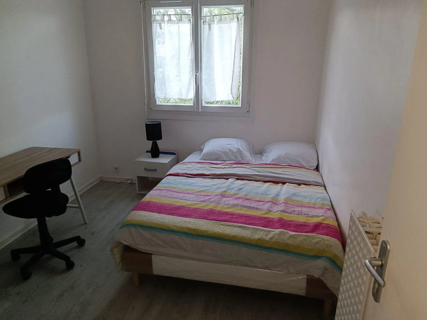 Chambre meublée avec lit double et bureau