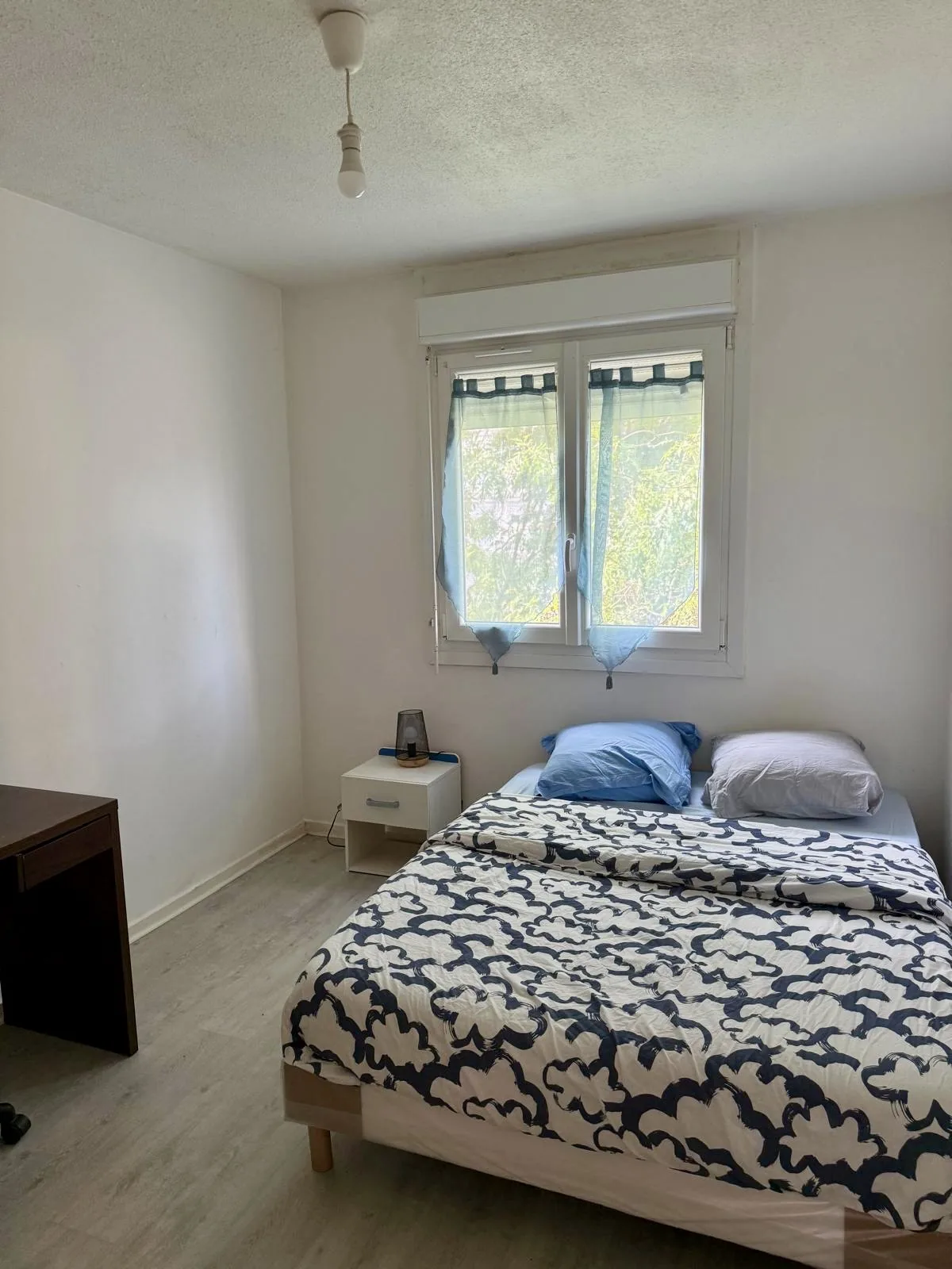 Chambre lumineuse avec lit double